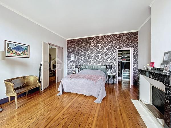 A VENDRE au centre de FRONTON propriété de caractère entièrement rénovée avec goût composée de la maison principale, d'une annexe
et d'un bâtiment avec garages.
Amoureux des belles demeures et de l'histoire, cette propriété unique est faite pour vous.
Située au cœur de la ville avec les établissements scolaires et les commerces accessibles à pieds, cette bâtisse date de 1867 a été
entièrement rénovée. Elle conjugue avec élégance le charme de l'ancien et le confort du contemporain.
Une distribution généreuse et lumineuse:
• Au RDC :
Un vaste entrée dessert une salle à manger, un salon et la cuisine au total plus de 75m²d'espace de vie.
Une dépendance de 27 m² offre de multiples usages (bureau, salle TV, buanderie..).
Un accès direct au double garage.
• Au premier niveau :
Un palier dessert une suite parentale de 35m² avec un dressing et une salle de bains, une chambre de 20m² avec une salle d'eau, ainsi
qu'une pièce supplémentaire pouvant être un bureau.
• Au deuxième niveau :
Une chambre de 24m² avec sa salle d'eau, une chambre d'amis de 10m² et une pièce de 21m² pouvant être un bureau, une chambre ou un
espace de loisirs.
LES PLUS:
• Double garage de 63m² avec un étage aménageable de 65m².
• Nombreuses pièces modulables
• Volumes exceptionnels avec une hauteur sous plafond rare.
• Rénovation soignée, alliant authenticité et modernité
• Cheminée en marbre, parquet
• Piscine au calme et sans vis a vis entouré d'un jardin verdoyant.
• Une cave
• Une puit
• Une terrasse ombragé et un bel olivier
POURQUOI CETTE MAISON ?
Parce qu'elle raconte une histoire tout en offrant un confort de vie actuel. Parce qu'elle permet d'accueillir une grande famille ou de recevoir
des amis et proches dans un cadre chaleureux.
A visiter sans tarder