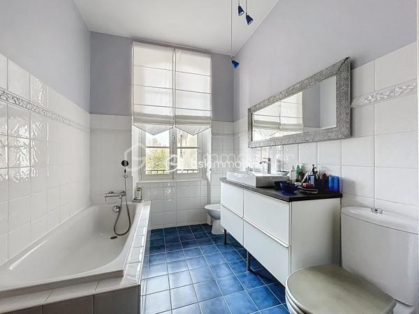 A VENDRE au centre de FRONTON propriété de caractère entièrement rénovée avec goût composée de la maison principale, d'une annexe
et d'un bâtiment avec garages.
Amoureux des belles demeures et de l'histoire, cette propriété unique est faite pour vous.
Située au cœur de la ville avec les établissements scolaires et les commerces accessibles à pieds, cette bâtisse date de 1867 a été
entièrement rénovée. Elle conjugue avec élégance le charme de l'ancien et le confort du contemporain.
Une distribution généreuse et lumineuse:
• Au RDC :
Un vaste entrée dessert une salle à manger, un salon et la cuisine au total plus de 75m²d'espace de vie.
Une dépendance de 27 m² offre de multiples usages (bureau, salle TV, buanderie..).
Un accès direct au double garage.
• Au premier niveau :
Un palier dessert une suite parentale de 35m² avec un dressing et une salle de bains, une chambre de 20m² avec une salle d'eau, ainsi
qu'une pièce supplémentaire pouvant être un bureau.
• Au deuxième niveau :
Une chambre de 24m² avec sa salle d'eau, une chambre d'amis de 10m² et une pièce de 21m² pouvant être un bureau, une chambre ou un
espace de loisirs.
LES PLUS:
• Double garage de 63m² avec un étage aménageable de 65m².
• Nombreuses pièces modulables
• Volumes exceptionnels avec une hauteur sous plafond rare.
• Rénovation soignée, alliant authenticité et modernité
• Cheminée en marbre, parquet
• Piscine au calme et sans vis a vis entouré d'un jardin verdoyant.
• Une cave
• Une puit
• Une terrasse ombragé et un bel olivier
POURQUOI CETTE MAISON ?
Parce qu'elle raconte une histoire tout en offrant un confort de vie actuel. Parce qu'elle permet d'accueillir une grande famille ou de recevoir
des amis et proches dans un cadre chaleureux.
A visiter sans tarder
