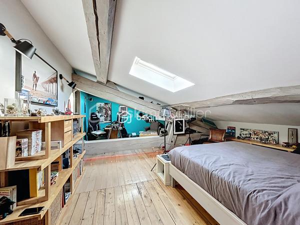 A VENDRE au centre de FRONTON propriété de caractère entièrement rénovée avec goût composée de la maison principale, d'une annexe
et d'un bâtiment avec garages.
Amoureux des belles demeures et de l'histoire, cette propriété unique est faite pour vous.
Située au cœur de la ville avec les établissements scolaires et les commerces accessibles à pieds, cette bâtisse date de 1867 a été
entièrement rénovée. Elle conjugue avec élégance le charme de l'ancien et le confort du contemporain.
Une distribution généreuse et lumineuse:
• Au RDC :
Un vaste entrée dessert une salle à manger, un salon et la cuisine au total plus de 75m²d'espace de vie.
Une dépendance de 27 m² offre de multiples usages (bureau, salle TV, buanderie..).
Un accès direct au double garage.
• Au premier niveau :
Un palier dessert une suite parentale de 35m² avec un dressing et une salle de bains, une chambre de 20m² avec une salle d'eau, ainsi
qu'une pièce supplémentaire pouvant être un bureau.
• Au deuxième niveau :
Une chambre de 24m² avec sa salle d'eau, une chambre d'amis de 10m² et une pièce de 21m² pouvant être un bureau, une chambre ou un
espace de loisirs.
LES PLUS:
• Double garage de 63m² avec un étage aménageable de 65m².
• Nombreuses pièces modulables
• Volumes exceptionnels avec une hauteur sous plafond rare.
• Rénovation soignée, alliant authenticité et modernité
• Cheminée en marbre, parquet
• Piscine au calme et sans vis a vis entouré d'un jardin verdoyant.
• Une cave
• Une puit
• Une terrasse ombragé et un bel olivier
POURQUOI CETTE MAISON ?
Parce qu'elle raconte une histoire tout en offrant un confort de vie actuel. Parce qu'elle permet d'accueillir une grande famille ou de recevoir
des amis et proches dans un cadre chaleureux.
A visiter sans tarder