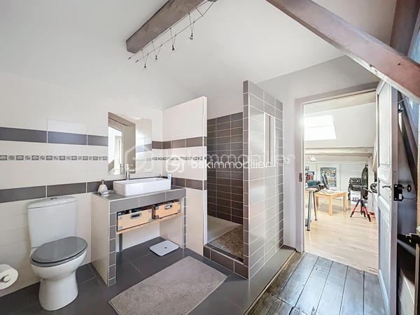 A VENDRE au centre de FRONTON propriété de caractère entièrement rénovée avec goût composée de la maison principale, d'une annexe
et d'un bâtiment avec garages.
Amoureux des belles demeures et de l'histoire, cette propriété unique est faite pour vous.
Située au cœur de la ville avec les établissements scolaires et les commerces accessibles à pieds, cette bâtisse date de 1867 a été
entièrement rénovée. Elle conjugue avec élégance le charme de l'ancien et le confort du contemporain.
Une distribution généreuse et lumineuse:
• Au RDC :
Un vaste entrée dessert une salle à manger, un salon et la cuisine au total plus de 75m²d'espace de vie.
Une dépendance de 27 m² offre de multiples usages (bureau, salle TV, buanderie..).
Un accès direct au double garage.
• Au premier niveau :
Un palier dessert une suite parentale de 35m² avec un dressing et une salle de bains, une chambre de 20m² avec une salle d'eau, ainsi
qu'une pièce supplémentaire pouvant être un bureau.
• Au deuxième niveau :
Une chambre de 24m² avec sa salle d'eau, une chambre d'amis de 10m² et une pièce de 21m² pouvant être un bureau, une chambre ou un
espace de loisirs.
LES PLUS:
• Double garage de 63m² avec un étage aménageable de 65m².
• Nombreuses pièces modulables
• Volumes exceptionnels avec une hauteur sous plafond rare.
• Rénovation soignée, alliant authenticité et modernité
• Cheminée en marbre, parquet
• Piscine au calme et sans vis a vis entouré d'un jardin verdoyant.
• Une cave
• Une puit
• Une terrasse ombragé et un bel olivier
POURQUOI CETTE MAISON ?
Parce qu'elle raconte une histoire tout en offrant un confort de vie actuel. Parce qu'elle permet d'accueillir une grande famille ou de recevoir
des amis et proches dans un cadre chaleureux.
A visiter sans tarder