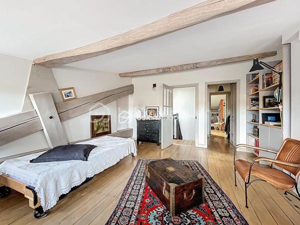A VENDRE au centre de FRONTON propriété de caractère entièrement rénovée avec goût composée de la maison principale, d'une annexe
et d'un bâtiment avec garages.
Amoureux des belles demeures et de l'histoire, cette propriété unique est faite pour vous.
Située au cœur de la ville avec les établissements scolaires et les commerces accessibles à pieds, cette bâtisse date de 1867 a été
entièrement rénovée. Elle conjugue avec élégance le charme de l'ancien et le confort du contemporain.
Une distribution généreuse et lumineuse:
• Au RDC :
Un vaste entrée dessert une salle à manger, un salon et la cuisine au total plus de 75m²d'espace de vie.
Une dépendance de 27 m² offre de multiples usages (bureau, salle TV, buanderie..).
Un accès direct au double garage.
• Au premier niveau :
Un palier dessert une suite parentale de 35m² avec un dressing et une salle de bains, une chambre de 20m² avec une salle d'eau, ainsi
qu'une pièce supplémentaire pouvant être un bureau.
• Au deuxième niveau :
Une chambre de 24m² avec sa salle d'eau, une chambre d'amis de 10m² et une pièce de 21m² pouvant être un bureau, une chambre ou un
espace de loisirs.
LES PLUS:
• Double garage de 63m² avec un étage aménageable de 65m².
• Nombreuses pièces modulables
• Volumes exceptionnels avec une hauteur sous plafond rare.
• Rénovation soignée, alliant authenticité et modernité
• Cheminée en marbre, parquet
• Piscine au calme et sans vis a vis entouré d'un jardin verdoyant.
• Une cave
• Une puit
• Une terrasse ombragé et un bel olivier
POURQUOI CETTE MAISON ?
Parce qu'elle raconte une histoire tout en offrant un confort de vie actuel. Parce qu'elle permet d'accueillir une grande famille ou de recevoir
des amis et proches dans un cadre chaleureux.
A visiter sans tarder
