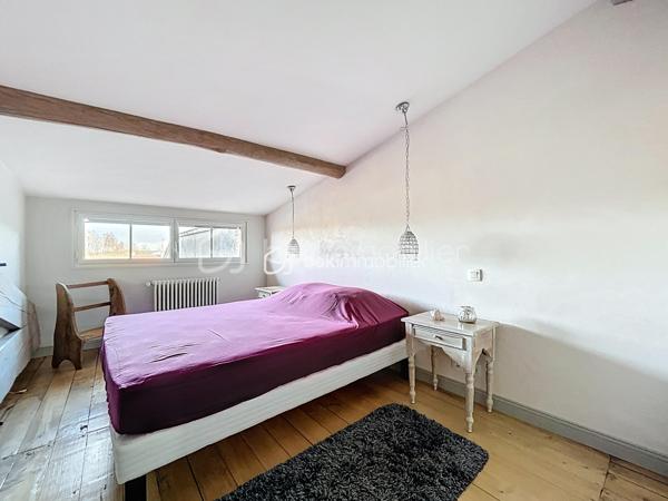 A VENDRE au centre de FRONTON propriété de caractère entièrement rénovée avec goût composée de la maison principale, d'une annexe
et d'un bâtiment avec garages.
Amoureux des belles demeures et de l'histoire, cette propriété unique est faite pour vous.
Située au cœur de la ville avec les établissements scolaires et les commerces accessibles à pieds, cette bâtisse date de 1867 a été
entièrement rénovée. Elle conjugue avec élégance le charme de l'ancien et le confort du contemporain.
Une distribution généreuse et lumineuse:
• Au RDC :
Un vaste entrée dessert une salle à manger, un salon et la cuisine au total plus de 75m²d'espace de vie.
Une dépendance de 27 m² offre de multiples usages (bureau, salle TV, buanderie..).
Un accès direct au double garage.
• Au premier niveau :
Un palier dessert une suite parentale de 35m² avec un dressing et une salle de bains, une chambre de 20m² avec une salle d'eau, ainsi
qu'une pièce supplémentaire pouvant être un bureau.
• Au deuxième niveau :
Une chambre de 24m² avec sa salle d'eau, une chambre d'amis de 10m² et une pièce de 21m² pouvant être un bureau, une chambre ou un
espace de loisirs.
LES PLUS:
• Double garage de 63m² avec un étage aménageable de 65m².
• Nombreuses pièces modulables
• Volumes exceptionnels avec une hauteur sous plafond rare.
• Rénovation soignée, alliant authenticité et modernité
• Cheminée en marbre, parquet
• Piscine au calme et sans vis a vis entouré d'un jardin verdoyant.
• Une cave
• Une puit
• Une terrasse ombragé et un bel olivier
POURQUOI CETTE MAISON ?
Parce qu'elle raconte une histoire tout en offrant un confort de vie actuel. Parce qu'elle permet d'accueillir une grande famille ou de recevoir
des amis et proches dans un cadre chaleureux.
A visiter sans tarder