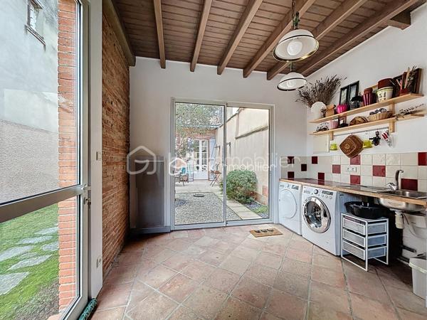 A VENDRE au centre de FRONTON propriété de caractère entièrement rénovée avec goût composée de la maison principale, d'une annexe
et d'un bâtiment avec garages.
Amoureux des belles demeures et de l'histoire, cette propriété unique est faite pour vous.
Située au cœur de la ville avec les établissements scolaires et les commerces accessibles à pieds, cette bâtisse date de 1867 a été
entièrement rénovée. Elle conjugue avec élégance le charme de l'ancien et le confort du contemporain.
Une distribution généreuse et lumineuse:
• Au RDC :
Un vaste entrée dessert une salle à manger, un salon et la cuisine au total plus de 75m²d'espace de vie.
Une dépendance de 27 m² offre de multiples usages (bureau, salle TV, buanderie..).
Un accès direct au double garage.
• Au premier niveau :
Un palier dessert une suite parentale de 35m² avec un dressing et une salle de bains, une chambre de 20m² avec une salle d'eau, ainsi
qu'une pièce supplémentaire pouvant être un bureau.
• Au deuxième niveau :
Une chambre de 24m² avec sa salle d'eau, une chambre d'amis de 10m² et une pièce de 21m² pouvant être un bureau, une chambre ou un
espace de loisirs.
LES PLUS:
• Double garage de 63m² avec un étage aménageable de 65m².
• Nombreuses pièces modulables
• Volumes exceptionnels avec une hauteur sous plafond rare.
• Rénovation soignée, alliant authenticité et modernité
• Cheminée en marbre, parquet
• Piscine au calme et sans vis a vis entouré d'un jardin verdoyant.
• Une cave
• Une puit
• Une terrasse ombragé et un bel olivier
POURQUOI CETTE MAISON ?
Parce qu'elle raconte une histoire tout en offrant un confort de vie actuel. Parce qu'elle permet d'accueillir une grande famille ou de recevoir
des amis et proches dans un cadre chaleureux.
A visiter sans tarder