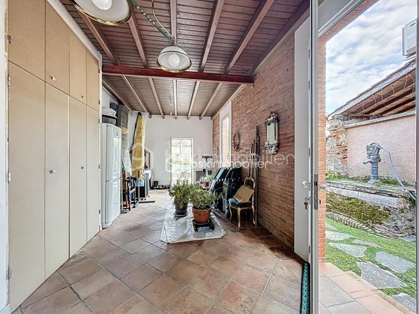 A VENDRE au centre de FRONTON propriété de caractère entièrement rénovée avec goût composée de la maison principale, d'une annexe
et d'un bâtiment avec garages.
Amoureux des belles demeures et de l'histoire, cette propriété unique est faite pour vous.
Située au cœur de la ville avec les établissements scolaires et les commerces accessibles à pieds, cette bâtisse date de 1867 a été
entièrement rénovée. Elle conjugue avec élégance le charme de l'ancien et le confort du contemporain.
Une distribution généreuse et lumineuse:
• Au RDC :
Un vaste entrée dessert une salle à manger, un salon et la cuisine au total plus de 75m²d'espace de vie.
Une dépendance de 27 m² offre de multiples usages (bureau, salle TV, buanderie..).
Un accès direct au double garage.
• Au premier niveau :
Un palier dessert une suite parentale de 35m² avec un dressing et une salle de bains, une chambre de 20m² avec une salle d'eau, ainsi
qu'une pièce supplémentaire pouvant être un bureau.
• Au deuxième niveau :
Une chambre de 24m² avec sa salle d'eau, une chambre d'amis de 10m² et une pièce de 21m² pouvant être un bureau, une chambre ou un
espace de loisirs.
LES PLUS:
• Double garage de 63m² avec un étage aménageable de 65m².
• Nombreuses pièces modulables
• Volumes exceptionnels avec une hauteur sous plafond rare.
• Rénovation soignée, alliant authenticité et modernité
• Cheminée en marbre, parquet
• Piscine au calme et sans vis a vis entouré d'un jardin verdoyant.
• Une cave
• Une puit
• Une terrasse ombragé et un bel olivier
POURQUOI CETTE MAISON ?
Parce qu'elle raconte une histoire tout en offrant un confort de vie actuel. Parce qu'elle permet d'accueillir une grande famille ou de recevoir
des amis et proches dans un cadre chaleureux.
A visiter sans tarder