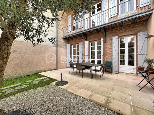 A VENDRE au centre de FRONTON propriété de caractère entièrement rénovée avec goût composée de la maison principale, d'une annexe
et d'un bâtiment avec garages.
Amoureux des belles demeures et de l'histoire, cette propriété unique est faite pour vous.
Située au cœur de la ville avec les établissements scolaires et les commerces accessibles à pieds, cette bâtisse date de 1867 a été
entièrement rénovée. Elle conjugue avec élégance le charme de l'ancien et le confort du contemporain.
Une distribution généreuse et lumineuse:
• Au RDC :
Un vaste entrée dessert une salle à manger, un salon et la cuisine au total plus de 75m²d'espace de vie.
Une dépendance de 27 m² offre de multiples usages (bureau, salle TV, buanderie..).
Un accès direct au double garage.
• Au premier niveau :
Un palier dessert une suite parentale de 35m² avec un dressing et une salle de bains, une chambre de 20m² avec une salle d'eau, ainsi
qu'une pièce supplémentaire pouvant être un bureau.
• Au deuxième niveau :
Une chambre de 24m² avec sa salle d'eau, une chambre d'amis de 10m² et une pièce de 21m² pouvant être un bureau, une chambre ou un
espace de loisirs.
LES PLUS:
• Double garage de 63m² avec un étage aménageable de 65m².
• Nombreuses pièces modulables
• Volumes exceptionnels avec une hauteur sous plafond rare.
• Rénovation soignée, alliant authenticité et modernité
• Cheminée en marbre, parquet
• Piscine au calme et sans vis a vis entouré d'un jardin verdoyant.
• Une cave
• Une puit
• Une terrasse ombragé et un bel olivier
POURQUOI CETTE MAISON ?
Parce qu'elle raconte une histoire tout en offrant un confort de vie actuel. Parce qu'elle permet d'accueillir une grande famille ou de recevoir
des amis et proches dans un cadre chaleureux.
A visiter sans tarder