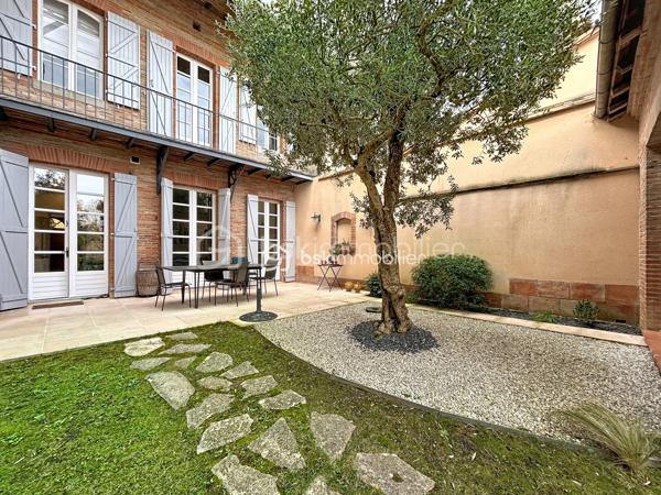 A VENDRE au centre de FRONTON propriété de caractère entièrement rénovée avec goût composée de la maison principale, d'une annexe
et d'un bâtiment avec garages.
Amoureux des belles demeures et de l'histoire, cette propriété unique est faite pour vous.
Située au cœur de la ville avec les établissements scolaires et les commerces accessibles à pieds, cette bâtisse date de 1867 a été
entièrement rénovée. Elle conjugue avec élégance le charme de l'ancien et le confort du contemporain.
Une distribution généreuse et lumineuse:
• Au RDC :
Un vaste entrée dessert une salle à manger, un salon et la cuisine au total plus de 75m²d'espace de vie.
Une dépendance de 27 m² offre de multiples usages (bureau, salle TV, buanderie..).
Un accès direct au double garage.
• Au premier niveau :
Un palier dessert une suite parentale de 35m² avec un dressing et une salle de bains, une chambre de 20m² avec une salle d'eau, ainsi
qu'une pièce supplémentaire pouvant être un bureau.
• Au deuxième niveau :
Une chambre de 24m² avec sa salle d'eau, une chambre d'amis de 10m² et une pièce de 21m² pouvant être un bureau, une chambre ou un
espace de loisirs.
LES PLUS:
• Double garage de 63m² avec un étage aménageable de 65m².
• Nombreuses pièces modulables
• Volumes exceptionnels avec une hauteur sous plafond rare.
• Rénovation soignée, alliant authenticité et modernité
• Cheminée en marbre, parquet
• Piscine au calme et sans vis a vis entouré d'un jardin verdoyant.
• Une cave
• Une puit
• Une terrasse ombragé et un bel olivier
POURQUOI CETTE MAISON ?
Parce qu'elle raconte une histoire tout en offrant un confort de vie actuel. Parce qu'elle permet d'accueillir une grande famille ou de recevoir
des amis et proches dans un cadre chaleureux.
A visiter sans tarder