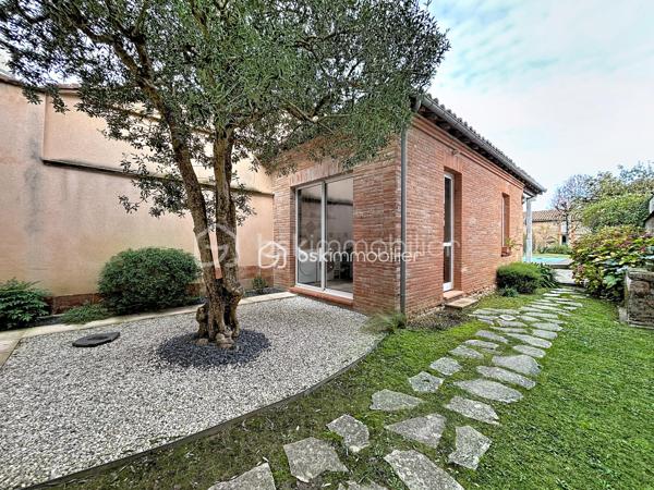 A VENDRE au centre de FRONTON propriété de caractère entièrement rénovée avec goût composée de la maison principale, d'une annexe
et d'un bâtiment avec garages.
Amoureux des belles demeures et de l'histoire, cette propriété unique est faite pour vous.
Située au cœur de la ville avec les établissements scolaires et les commerces accessibles à pieds, cette bâtisse date de 1867 a été
entièrement rénovée. Elle conjugue avec élégance le charme de l'ancien et le confort du contemporain.
Une distribution généreuse et lumineuse:
• Au RDC :
Un vaste entrée dessert une salle à manger, un salon et la cuisine au total plus de 75m²d'espace de vie.
Une dépendance de 27 m² offre de multiples usages (bureau, salle TV, buanderie..).
Un accès direct au double garage.
• Au premier niveau :
Un palier dessert une suite parentale de 35m² avec un dressing et une salle de bains, une chambre de 20m² avec une salle d'eau, ainsi
qu'une pièce supplémentaire pouvant être un bureau.
• Au deuxième niveau :
Une chambre de 24m² avec sa salle d'eau, une chambre d'amis de 10m² et une pièce de 21m² pouvant être un bureau, une chambre ou un
espace de loisirs.
LES PLUS:
• Double garage de 63m² avec un étage aménageable de 65m².
• Nombreuses pièces modulables
• Volumes exceptionnels avec une hauteur sous plafond rare.
• Rénovation soignée, alliant authenticité et modernité
• Cheminée en marbre, parquet
• Piscine au calme et sans vis a vis entouré d'un jardin verdoyant.
• Une cave
• Une puit
• Une terrasse ombragé et un bel olivier
POURQUOI CETTE MAISON ?
Parce qu'elle raconte une histoire tout en offrant un confort de vie actuel. Parce qu'elle permet d'accueillir une grande famille ou de recevoir
des amis et proches dans un cadre chaleureux.
A visiter sans tarder