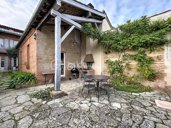 A VENDRE au centre de FRONTON propriété de caractère entièrement rénovée avec goût composée de la maison principale, d'une annexe
et d'un bâtiment avec garages.
Amoureux des belles demeures et de l'histoire, cette propriété unique est faite pour vous.
Située au cœur de la ville avec les établissements scolaires et les commerces accessibles à pieds, cette bâtisse date de 1867 a été
entièrement rénovée. Elle conjugue avec élégance le charme de l'ancien et le confort du contemporain.
Une distribution généreuse et lumineuse:
• Au RDC :
Un vaste entrée dessert une salle à manger, un salon et la cuisine au total plus de 75m²d'espace de vie.
Une dépendance de 27 m² offre de multiples usages (bureau, salle TV, buanderie..).
Un accès direct au double garage.
• Au premier niveau :
Un palier dessert une suite parentale de 35m² avec un dressing et une salle de bains, une chambre de 20m² avec une salle d'eau, ainsi
qu'une pièce supplémentaire pouvant être un bureau.
• Au deuxième niveau :
Une chambre de 24m² avec sa salle d'eau, une chambre d'amis de 10m² et une pièce de 21m² pouvant être un bureau, une chambre ou un
espace de loisirs.
LES PLUS:
• Double garage de 63m² avec un étage aménageable de 65m².
• Nombreuses pièces modulables
• Volumes exceptionnels avec une hauteur sous plafond rare.
• Rénovation soignée, alliant authenticité et modernité
• Cheminée en marbre, parquet
• Piscine au calme et sans vis a vis entouré d'un jardin verdoyant.
• Une cave
• Une puit
• Une terrasse ombragé et un bel olivier
POURQUOI CETTE MAISON ?
Parce qu'elle raconte une histoire tout en offrant un confort de vie actuel. Parce qu'elle permet d'accueillir une grande famille ou de recevoir
des amis et proches dans un cadre chaleureux.
A visiter sans tarder