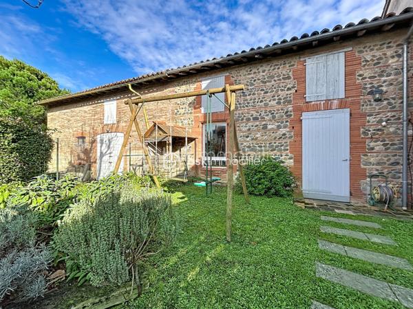 A VENDRE au centre de FRONTON propriété de caractère entièrement rénovée avec goût composée de la maison principale, d'une annexe
et d'un bâtiment avec garages.
Amoureux des belles demeures et de l'histoire, cette propriété unique est faite pour vous.
Située au cœur de la ville avec les établissements scolaires et les commerces accessibles à pieds, cette bâtisse date de 1867 a été
entièrement rénovée. Elle conjugue avec élégance le charme de l'ancien et le confort du contemporain.
Une distribution généreuse et lumineuse:
• Au RDC :
Un vaste entrée dessert une salle à manger, un salon et la cuisine au total plus de 75m²d'espace de vie.
Une dépendance de 27 m² offre de multiples usages (bureau, salle TV, buanderie..).
Un accès direct au double garage.
• Au premier niveau :
Un palier dessert une suite parentale de 35m² avec un dressing et une salle de bains, une chambre de 20m² avec une salle d'eau, ainsi
qu'une pièce supplémentaire pouvant être un bureau.
• Au deuxième niveau :
Une chambre de 24m² avec sa salle d'eau, une chambre d'amis de 10m² et une pièce de 21m² pouvant être un bureau, une chambre ou un
espace de loisirs.
LES PLUS:
• Double garage de 63m² avec un étage aménageable de 65m².
• Nombreuses pièces modulables
• Volumes exceptionnels avec une hauteur sous plafond rare.
• Rénovation soignée, alliant authenticité et modernité
• Cheminée en marbre, parquet
• Piscine au calme et sans vis a vis entouré d'un jardin verdoyant.
• Une cave
• Une puit
• Une terrasse ombragé et un bel olivier
POURQUOI CETTE MAISON ?
Parce qu'elle raconte une histoire tout en offrant un confort de vie actuel. Parce qu'elle permet d'accueillir une grande famille ou de recevoir
des amis et proches dans un cadre chaleureux.
A visiter sans tarder