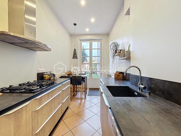 A VENDRE au centre de FRONTON propriété de caractère entièrement rénovée avec goût composée de la maison principale, d'une annexe
et d'un bâtiment avec garages.
Amoureux des belles demeures et de l'histoire, cette propriété unique est faite pour vous.
Située au cœur de la ville avec les établissements scolaires et les commerces accessibles à pieds, cette bâtisse date de 1867 a été
entièrement rénovée. Elle conjugue avec élégance le charme de l'ancien et le confort du contemporain.
Une distribution généreuse et lumineuse:
• Au RDC :
Un vaste entrée dessert une salle à manger, un salon et la cuisine au total plus de 75m²d'espace de vie.
Une dépendance de 27 m² offre de multiples usages (bureau, salle TV, buanderie..).
Un accès direct au double garage.
• Au premier niveau :
Un palier dessert une suite parentale de 35m² avec un dressing et une salle de bains, une chambre de 20m² avec une salle d'eau, ainsi
qu'une pièce supplémentaire pouvant être un bureau.
• Au deuxième niveau :
Une chambre de 24m² avec sa salle d'eau, une chambre d'amis de 10m² et une pièce de 21m² pouvant être un bureau, une chambre ou un
espace de loisirs.
LES PLUS:
• Double garage de 63m² avec un étage aménageable de 65m².
• Nombreuses pièces modulables
• Volumes exceptionnels avec une hauteur sous plafond rare.
• Rénovation soignée, alliant authenticité et modernité
• Cheminée en marbre, parquet
• Piscine au calme et sans vis a vis entouré d'un jardin verdoyant.
• Une cave
• Une puit
• Une terrasse ombragé et un bel olivier
POURQUOI CETTE MAISON ?
Parce qu'elle raconte une histoire tout en offrant un confort de vie actuel. Parce qu'elle permet d'accueillir une grande famille ou de recevoir
des amis et proches dans un cadre chaleureux.
A visiter sans tarder