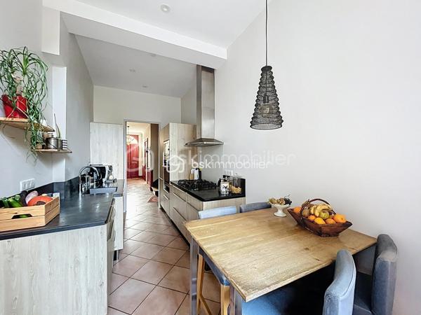 A VENDRE au centre de FRONTON propriété de caractère entièrement rénovée avec goût composée de la maison principale, d'une annexe
et d'un bâtiment avec garages.
Amoureux des belles demeures et de l'histoire, cette propriété unique est faite pour vous.
Située au cœur de la ville avec les établissements scolaires et les commerces accessibles à pieds, cette bâtisse date de 1867 a été
entièrement rénovée. Elle conjugue avec élégance le charme de l'ancien et le confort du contemporain.
Une distribution généreuse et lumineuse:
• Au RDC :
Un vaste entrée dessert une salle à manger, un salon et la cuisine au total plus de 75m²d'espace de vie.
Une dépendance de 27 m² offre de multiples usages (bureau, salle TV, buanderie..).
Un accès direct au double garage.
• Au premier niveau :
Un palier dessert une suite parentale de 35m² avec un dressing et une salle de bains, une chambre de 20m² avec une salle d'eau, ainsi
qu'une pièce supplémentaire pouvant être un bureau.
• Au deuxième niveau :
Une chambre de 24m² avec sa salle d'eau, une chambre d'amis de 10m² et une pièce de 21m² pouvant être un bureau, une chambre ou un
espace de loisirs.
LES PLUS:
• Double garage de 63m² avec un étage aménageable de 65m².
• Nombreuses pièces modulables
• Volumes exceptionnels avec une hauteur sous plafond rare.
• Rénovation soignée, alliant authenticité et modernité
• Cheminée en marbre, parquet
• Piscine au calme et sans vis a vis entouré d'un jardin verdoyant.
• Une cave
• Une puit
• Une terrasse ombragé et un bel olivier
POURQUOI CETTE MAISON ?
Parce qu'elle raconte une histoire tout en offrant un confort de vie actuel. Parce qu'elle permet d'accueillir une grande famille ou de recevoir
des amis et proches dans un cadre chaleureux.
A visiter sans tarder