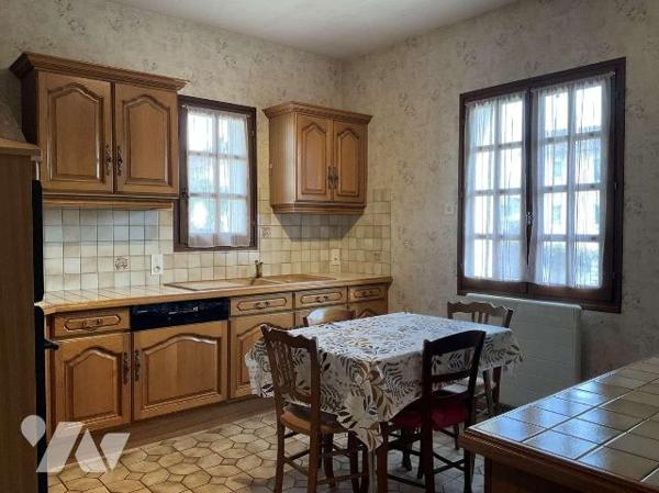 A VENDRE : Proche commerces dans petite ville (SOUILLAC - Lot), maison contemporaine des années...