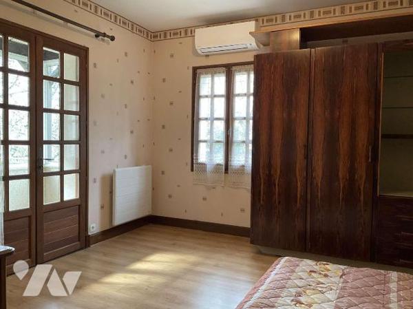 A VENDRE : Proche commerces dans petite ville (SOUILLAC - Lot), maison contemporaine des années...