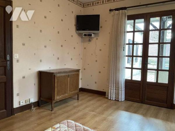 A VENDRE : Proche commerces dans petite ville (SOUILLAC - Lot), maison contemporaine des années...