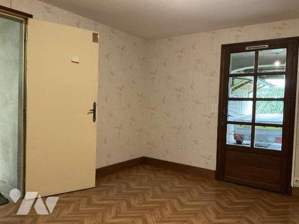 A VENDRE : Proche commerces dans petite ville (SOUILLAC - Lot), maison contemporaine des années...