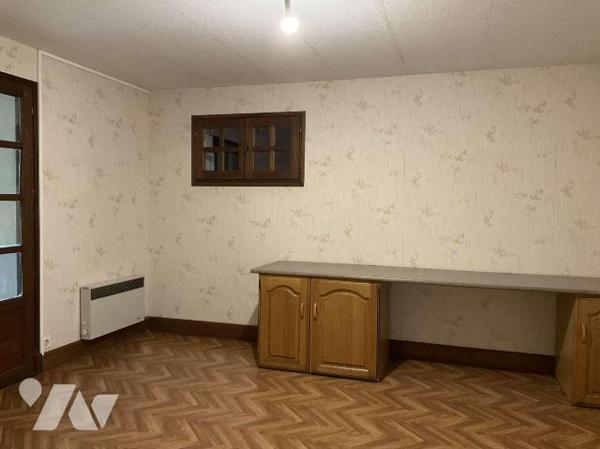 A VENDRE : Proche commerces dans petite ville (SOUILLAC - Lot), maison contemporaine des années...