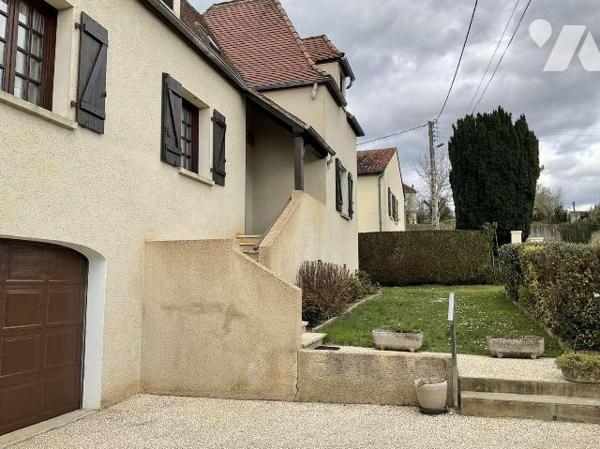 A VENDRE : Proche commerces dans petite ville (SOUILLAC - Lot), maison contemporaine des années...