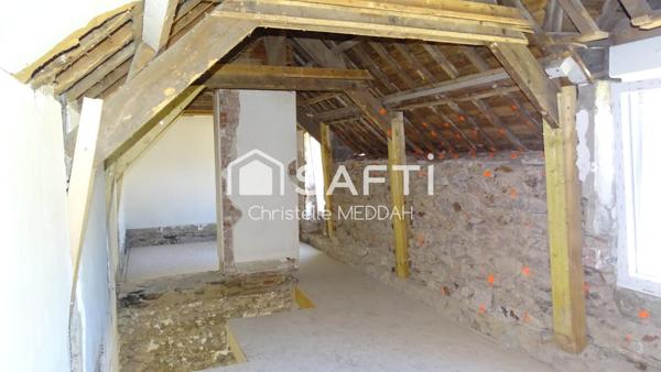 Maison en pierre, plein centre bourg