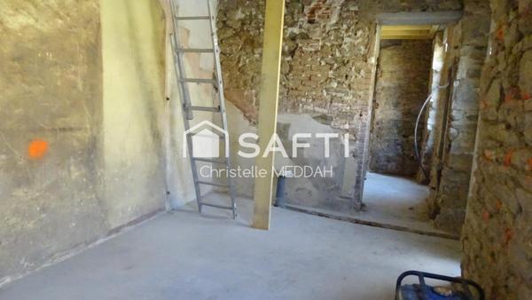 Maison en pierre, plein centre bourg