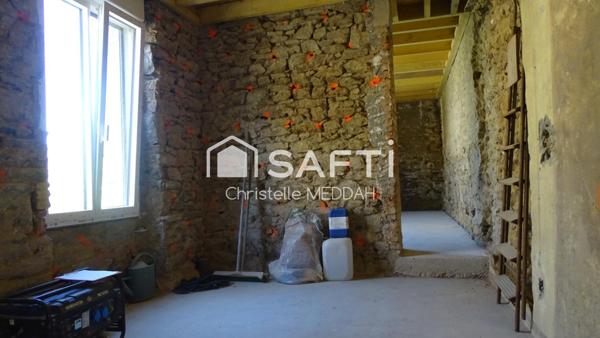 Maison en pierre, plein centre bourg