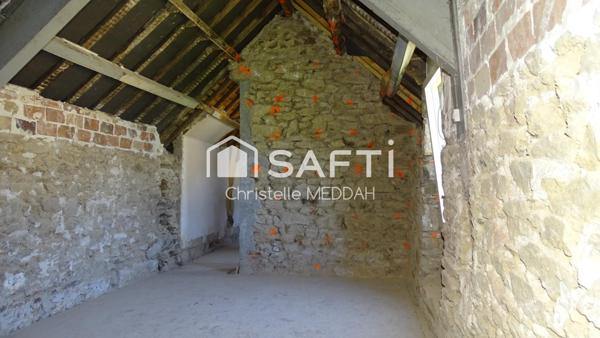 Maison en pierre, plein centre bourg