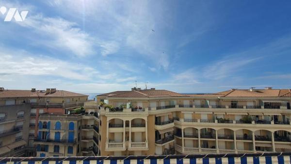 MENTON -  STUDIO - DERNIER ÉTAGE - CENTRE-VILLE.