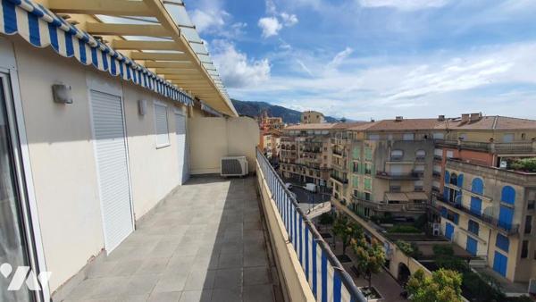 MENTON -  STUDIO - DERNIER ÉTAGE - CENTRE-VILLE.