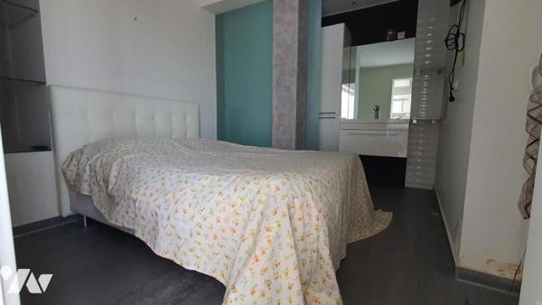 MENTON -  STUDIO - DERNIER ÉTAGE - CENTRE-VILLE.