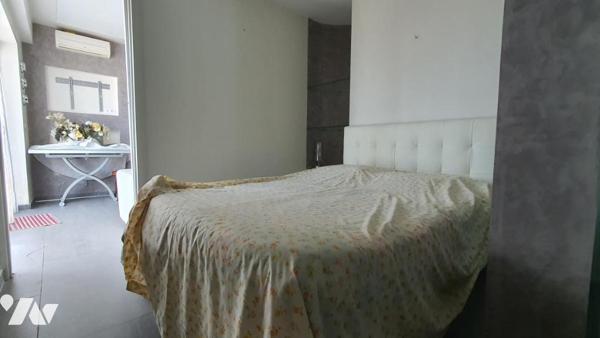 MENTON -  STUDIO - DERNIER ÉTAGE - CENTRE-VILLE.