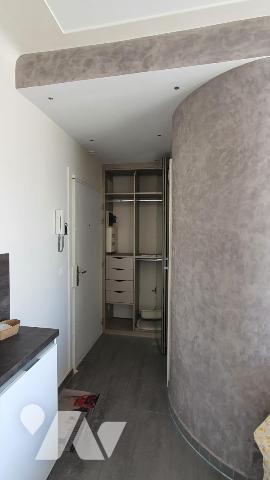 MENTON -  STUDIO - DERNIER ÉTAGE - CENTRE-VILLE.