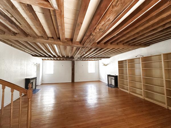 Duplex
                                                                                                                                                                                                                                                                                                                        6 pièce(s)                                                                                                                                                                                                          3 chambre(s)                                                                                                                                                                                                          146  m²
