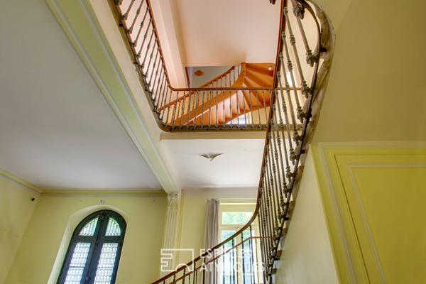 Château historique avec son parc arboré au coeur de la ville