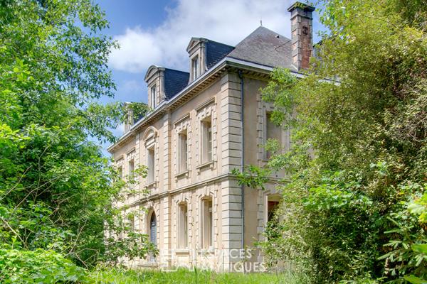 Château historique avec son parc arboré au coeur de la ville