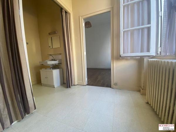 2 STUDIOS EN RDC HYPER CENTRE