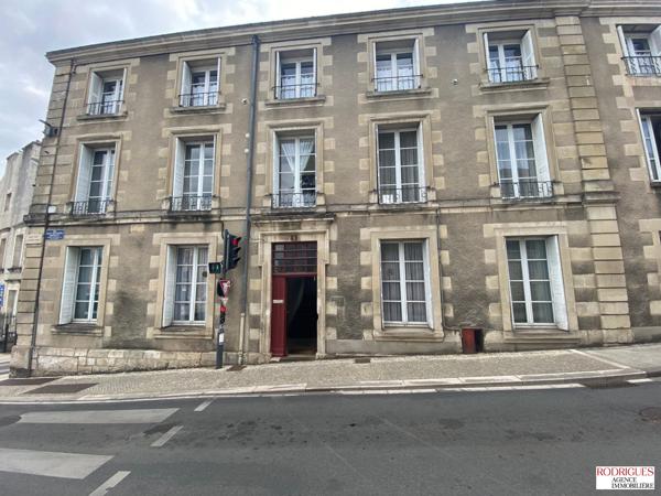 2 STUDIOS EN RDC HYPER CENTRE