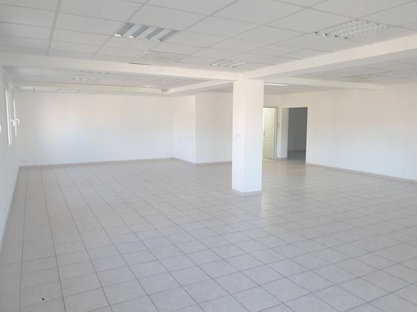 Local commercial Velaux 3 pièce(s) 197.65 m2