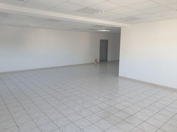 Local commercial Velaux 3 pièce(s) 197.65 m2