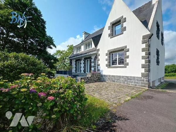 À l'entrée de la ville de Quimperlé, cette néo-bretonne dispose de beaux volumes et surtout d'u...