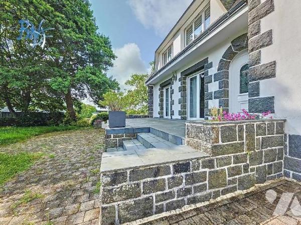 À l'entrée de la ville de Quimperlé, cette néo-bretonne dispose de beaux volumes et surtout d'u...