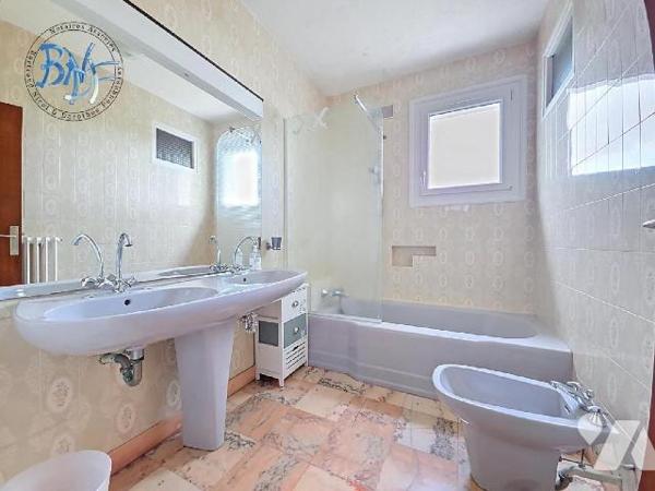 À l'entrée de la ville de Quimperlé, cette néo-bretonne dispose de beaux volumes et surtout d'u...