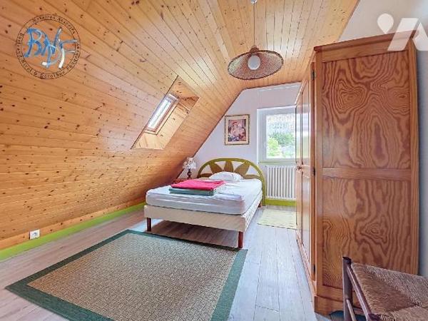 À l'entrée de la ville de Quimperlé, cette néo-bretonne dispose de beaux volumes et surtout d'u...