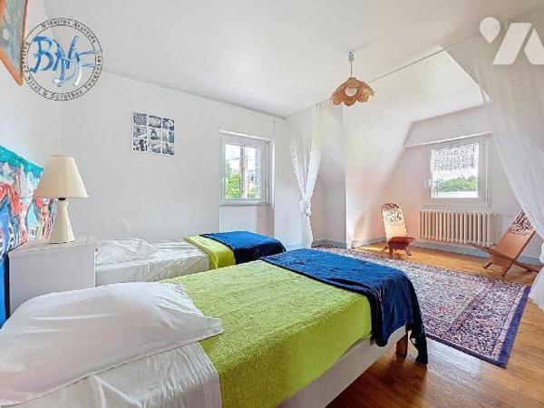 À l'entrée de la ville de Quimperlé, cette néo-bretonne dispose de beaux volumes et surtout d'u...