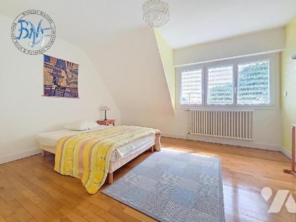 À l'entrée de la ville de Quimperlé, cette néo-bretonne dispose de beaux volumes et surtout d'u...