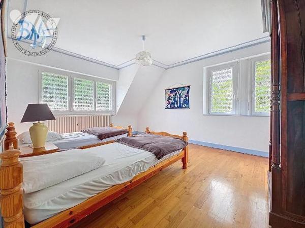 À l'entrée de la ville de Quimperlé, cette néo-bretonne dispose de beaux volumes et surtout d'u...