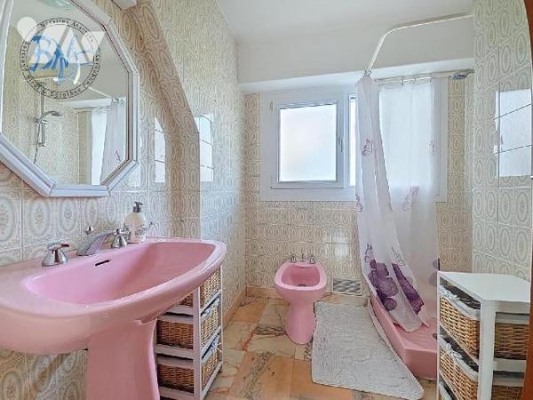 À l'entrée de la ville de Quimperlé, cette néo-bretonne dispose de beaux volumes et surtout d'u...