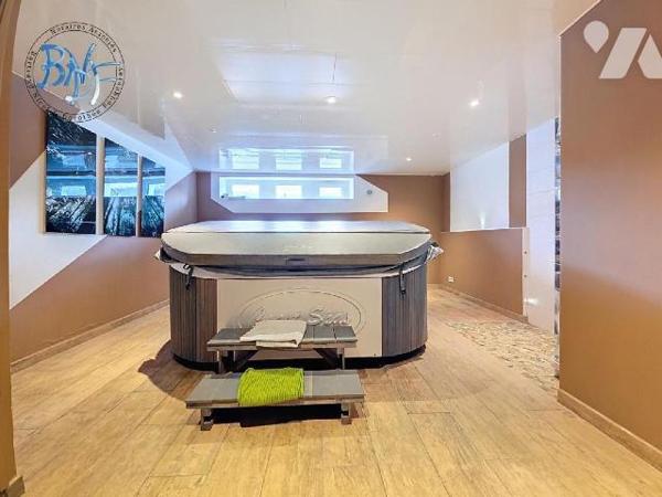 À l'entrée de la ville de Quimperlé, cette néo-bretonne dispose de beaux volumes et surtout d'u...