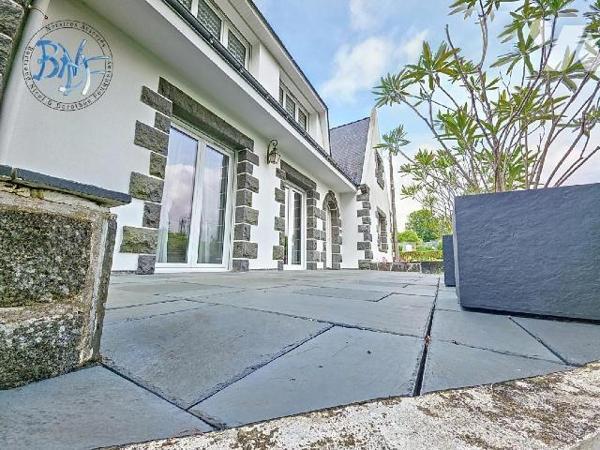 À l'entrée de la ville de Quimperlé, cette néo-bretonne dispose de beaux volumes et surtout d'u...