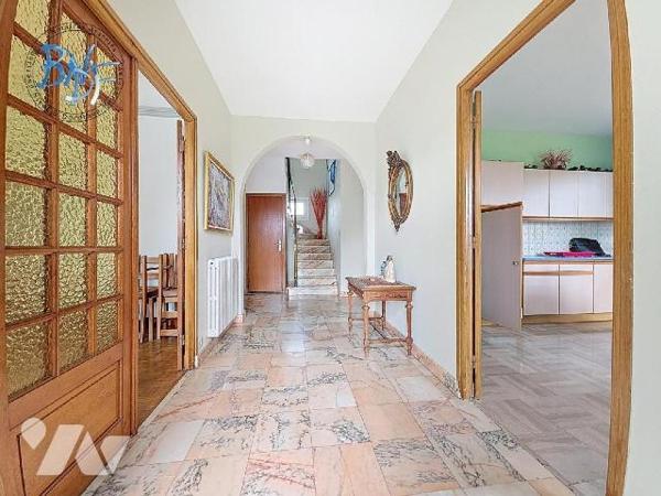 À l'entrée de la ville de Quimperlé, cette néo-bretonne dispose de beaux volumes et surtout d'u...