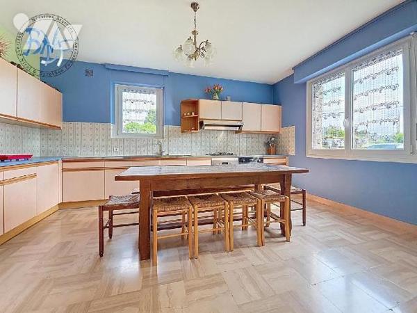 À l'entrée de la ville de Quimperlé, cette néo-bretonne dispose de beaux volumes et surtout d'u...