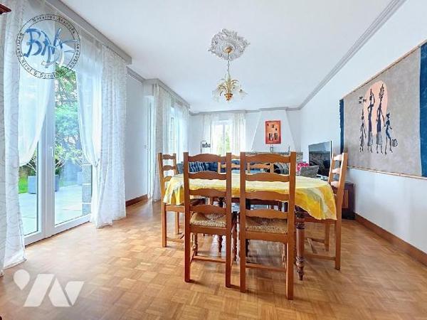 À l'entrée de la ville de Quimperlé, cette néo-bretonne dispose de beaux volumes et surtout d'u...